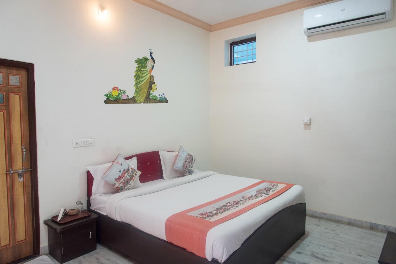 Oyo 11743 Hotel Shree Krishna Udaipur Buitenkant foto