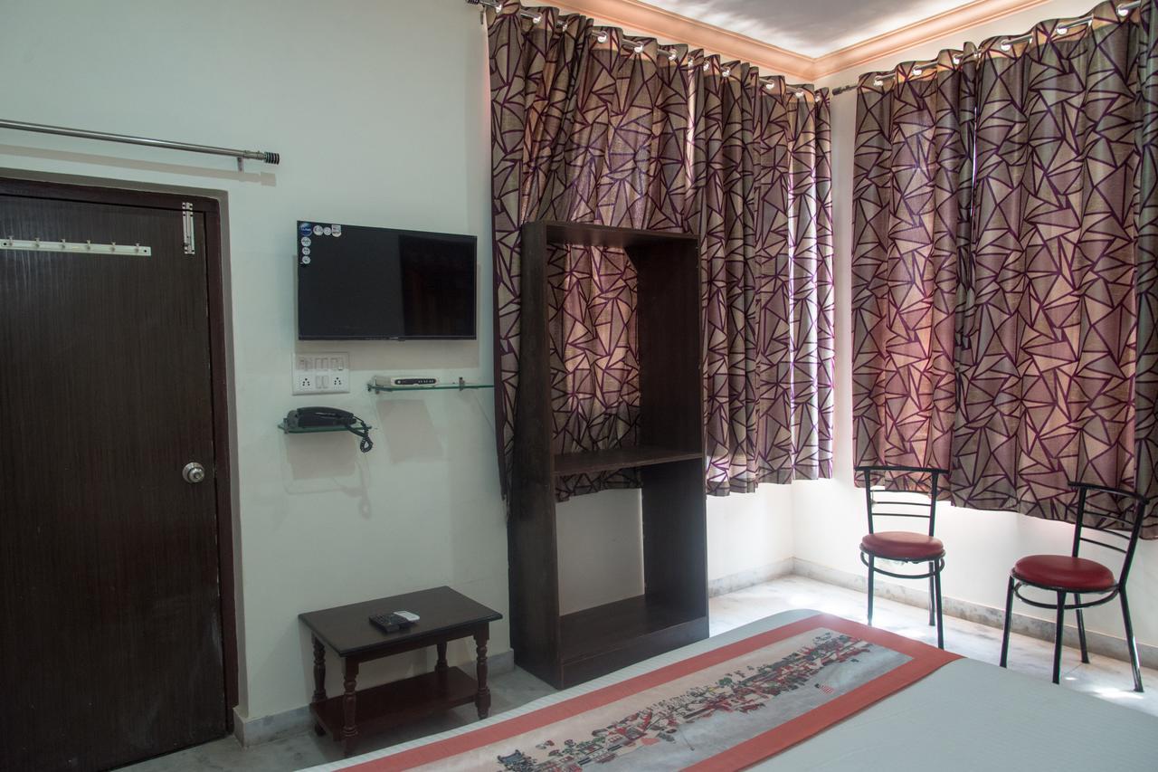 Oyo 11743 Hotel Shree Krishna Udaipur Buitenkant foto